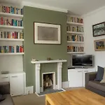 Bright Stockwell Apartment